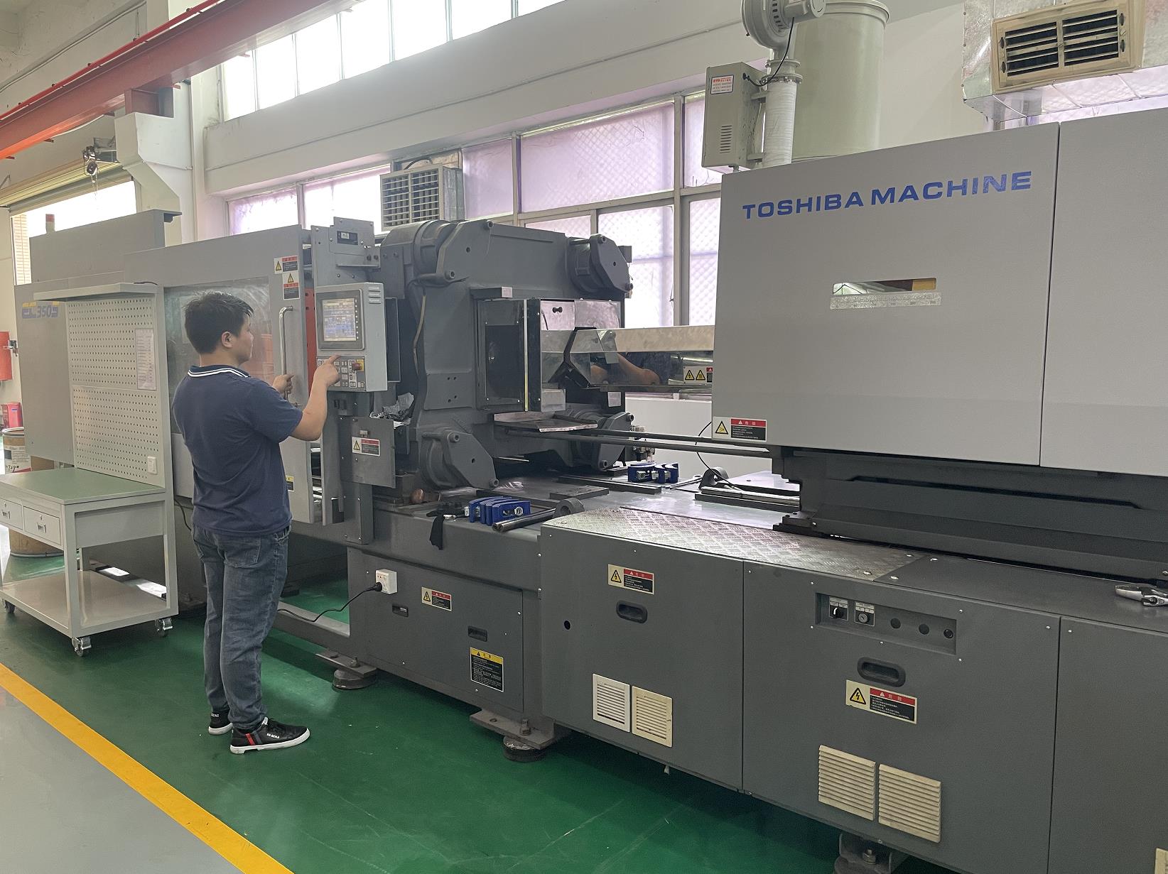 molding machine1.jpg molding machine1.jpg